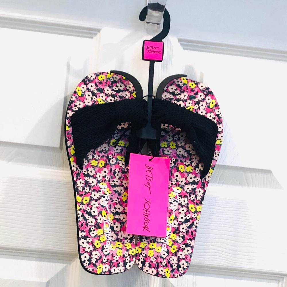 🌺Cute Betsey Johnson Slide On Flip Flop Sz L NWT